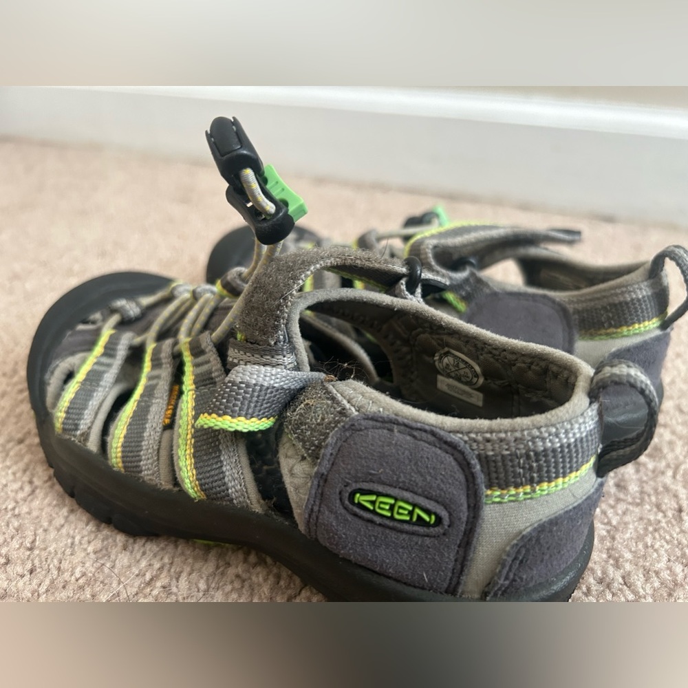 KEENS! Youth 12. Barely worn